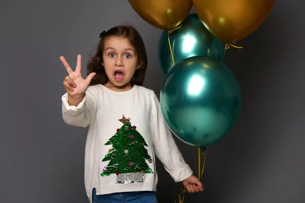 Nettes Kleines Mädchen Weißen Pullover Mit Weihnachtsbaum Hält Schöne Goldene — Stockfoto