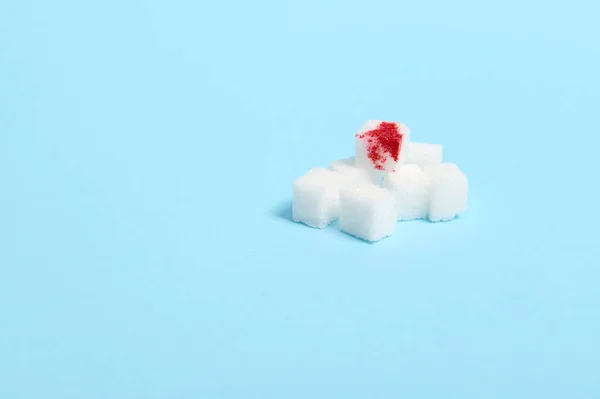 당뇨병 설탕을 위험성에 개념이다 광고를 복제품 배경에는 피방울이 입방체가 — 스톡 사진