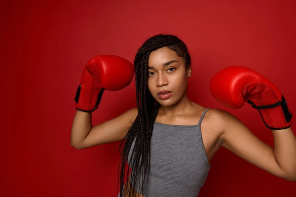 Boxing Chamion Afro Girl Atleta Boxer Mulher Vestindo Luvas Vermelhas — Fotografia de Stock