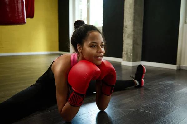Νεαρή Αφροαμερικανίδα Όμορφη Αθλητική Γυναίκα Γυναίκα Πυγμάχος Κόκκινα Γάντια Πυγμαχίας — Φωτογραφία Αρχείου