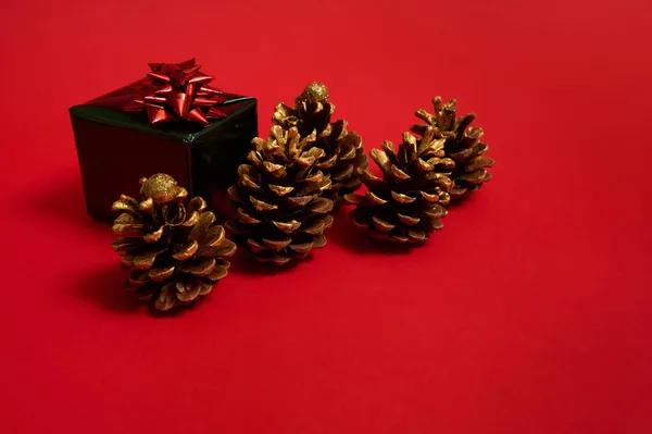 Gyönyörű Fenyőtoboz Díszített Arany Festékek Luxus Karácsonyi Ajándék Fényes Zöld — Stock Fotó