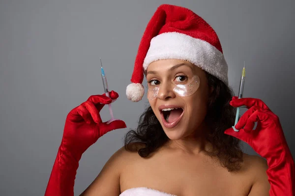 Mulher Bonita Sexy Chapéu Papai Noel Usa Sob Olhos Remendos — Fotografia de Stock