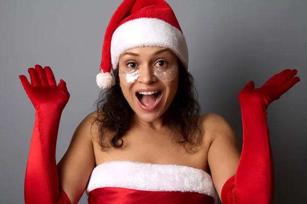 Fröhliche Hübsche Frau Mit Glänzenden Glättenden Augenflecken Unter Den Augen — Stockfoto