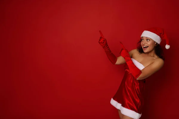 카니발 복장을 쾌활하고 아름다운 히스패닉 배경에 크리스마스와 광고를 공간에서 어릿광대 — 스톡 사진