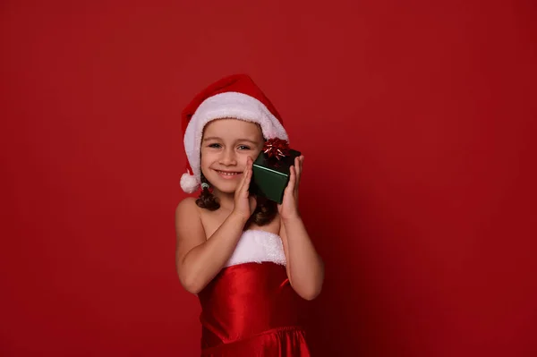 Liebenswertes Hübsches Kind Hinreißendes Kleines Mädchen Weihnachtsmannkostüm Umarmt Sanft Ihre — Stockfoto