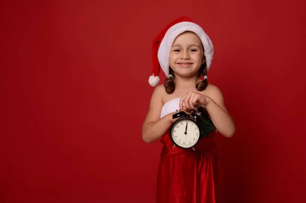 Schöne Entzückende Baby Mädchen Weihnachtsmannkostüm Gekleidet Posiert Mit Wecker Mit — Stockfoto