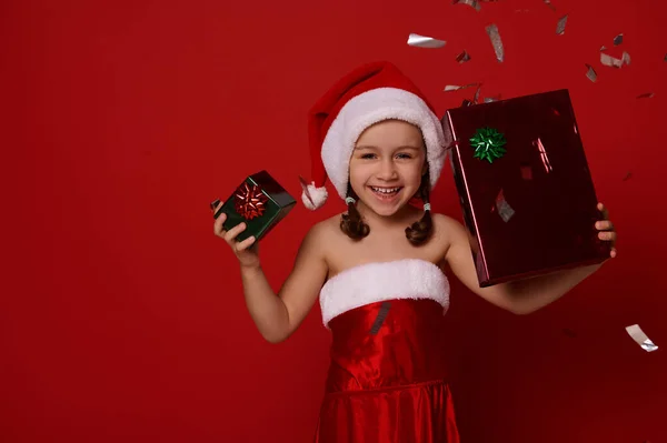 Entzückend Fröhliches Baby Mädchen Weihnachtsmann Karnevalskostüm Hält Weihnachtsgeschenkschachtel Grünem Und — Stockfoto
