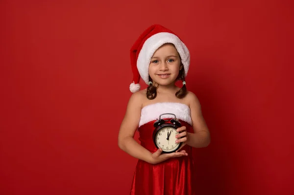 Weihnachten Und Neujahr Schönes Kleines Kind Niedliches Kleines Mädchen Weihnachtsmannkostüm — Stockfoto