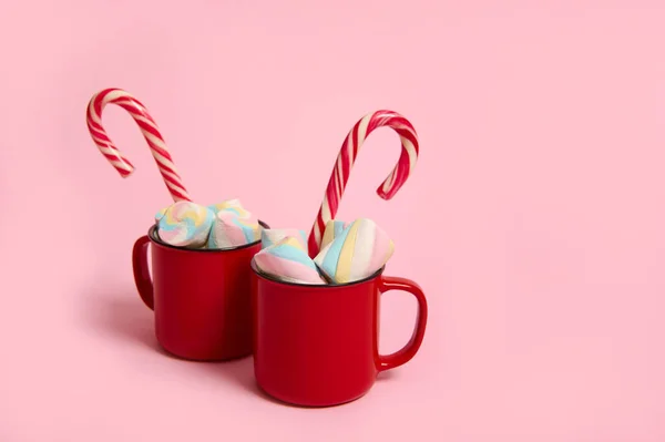 Marshmallows Cukrová Třtina Šálku Horké Čokolády Nápoj Červených Hrnky Izolované — Stock fotografie