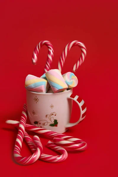 Composição Natal Com Bebida Chocolate Quente Decorada Com Marshmellows Bastões — Fotografia de Stock