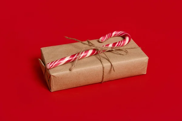 Noel Eşyalarının Minimalist Güzel Kompozisyonu Kraft Ambalaj Kağıdına Sarılı Hediye — Stok fotoğraf