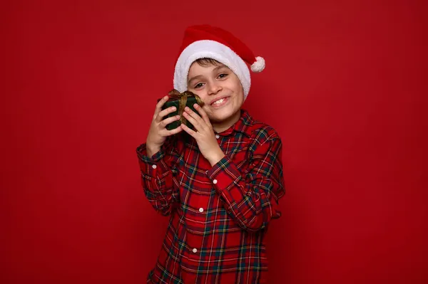 Schöne Zarte Süße Kleine Junge Liebenswert Lächelnde Kind Mit Weihnachtsmütze — Stockfoto