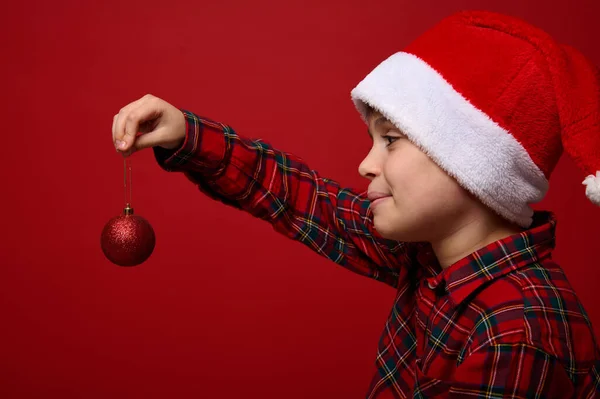Seite Nahaufnahme Porträt Eines Hübschen Jungen Mit Weihnachtsmannmütze Der Ein — Stockfoto