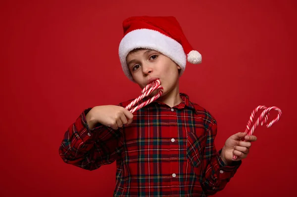 Nahaufnahme Eines Hübschen Entzückenden Jungen Kariertem Hemd Und Nikolausmütze Der — Stockfoto