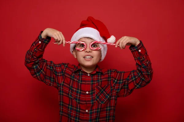 Bonito Menino Bonito Chapéu Papai Noel Camisa Xadrez Olha Para — Fotografia de Stock