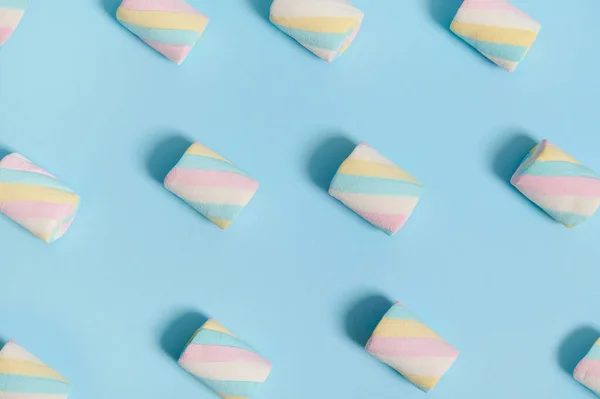 Composição Minimalista Alimentos Marshmallows Açucarados Coloridos Padrão Dispostos Fundo Pastel — Fotografia de Stock