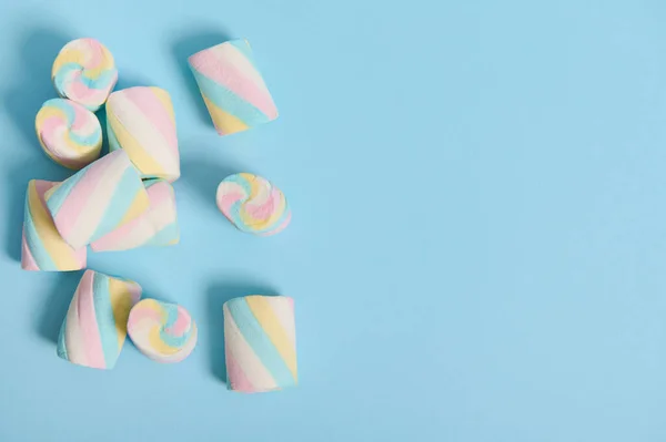 Marshmallows Doces Coloridos Canto Fundo Pastel Azul Com Espaço Cópia — Fotografia de Stock