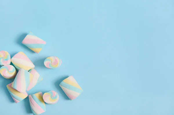 Marshmallows Doces Multicoloridos Coloridos Canto Fundo Pastel Azul Com Espaço — Fotografia de Stock