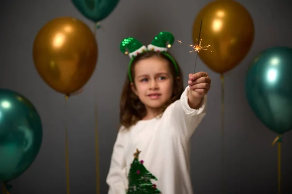 Menina Bonito Alegre Usando Aro Elfo Suéter Aconchegante Branco Quente — Fotografia de Stock