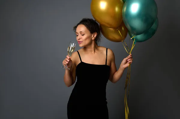 Attraktive Schöne Frau Abendkleid Hält Festlich Glänzende Luftballons Und Trinkt — Stockfoto