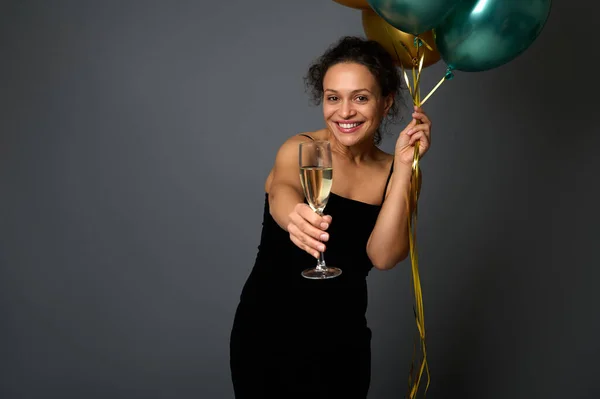 Mulher Alegre Celebra Evento Detém Festivo Brilhante Balões Verde Dourado — Fotografia de Stock