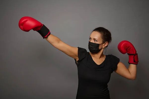 Mulher Atlética Jovem Segurança Máscara Médica Protetora Luvas Boxe Vermelho — Fotografia de Stock