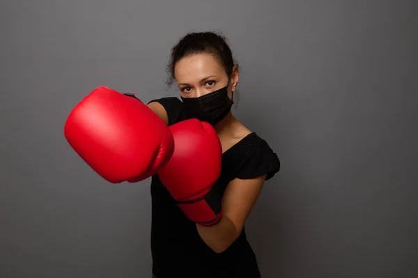 Retrato Boxeador Feminino Vestindo Máscara Médica Preta Luvas Boxe Vermelho — Fotografia de Stock
