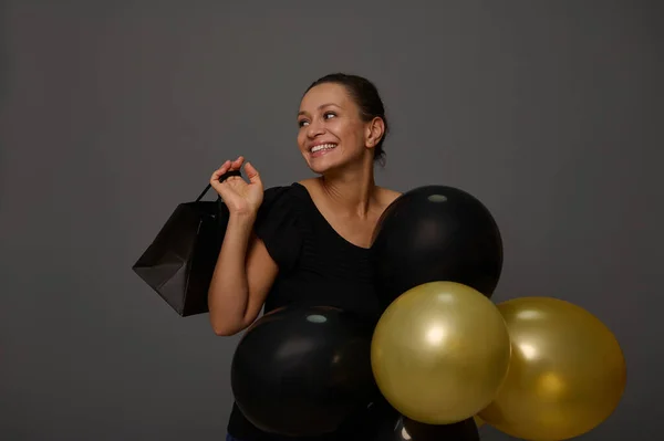 Concepto Viernes Negro Con Una Mujer Alegre Con Hermosa Sonrisa — Foto de Stock