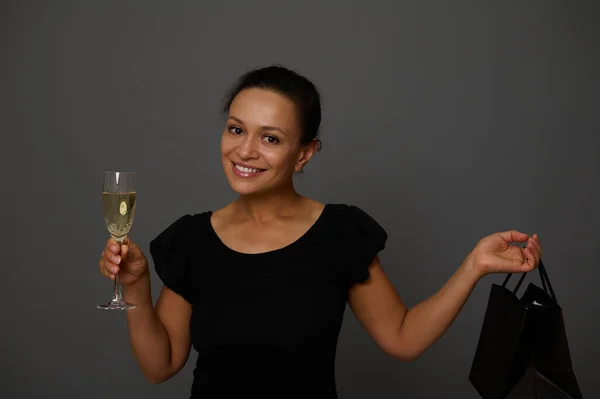 Mulher Bonita Comprador Atraente Sorri Olhando Para Câmera Posando Contra — Fotografia de Stock