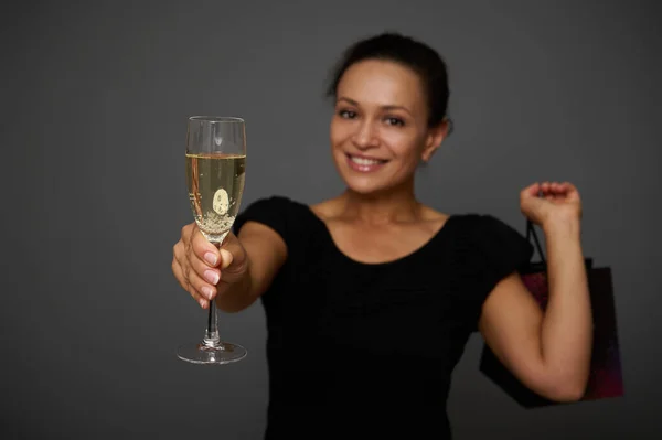 Sanfter Fokus Auf Champagnerflöte Glas Mit Sekt Den Händen Einer — Stockfoto