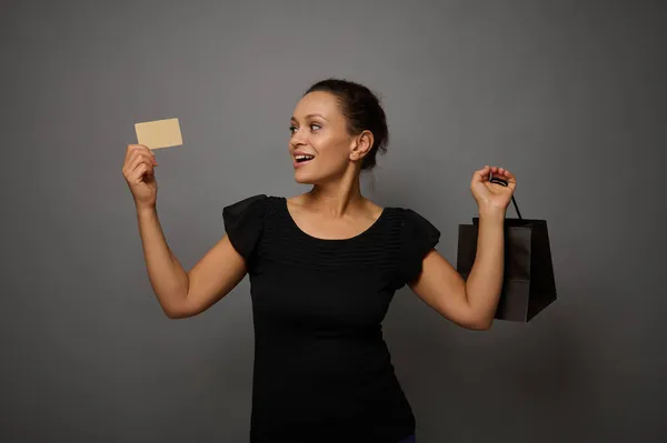 Atractiva Mujer Hermosa Asombrada Posa Sobre Fondo Gris Pared Con — Foto de Stock