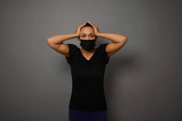 Černý Pátek Izolovaný Portrét Šedém Pozadí Užaslé Ženy Černé Ochranné — Stock fotografie