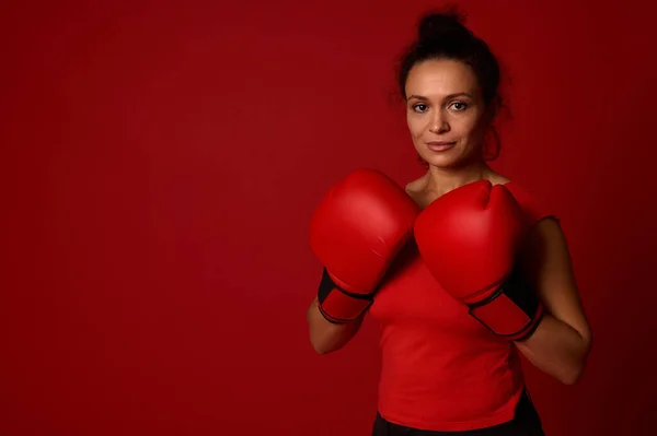 Conceito Arte Marcial Desportista Determinada Atleta Feminina Boxeador Posa Com — Fotografia de Stock