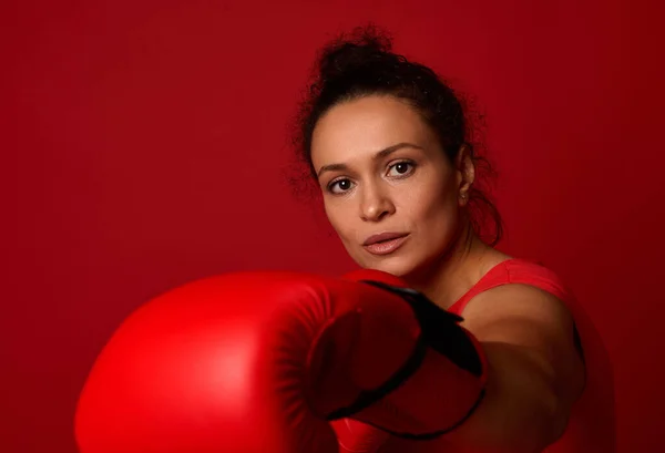 Retrato Close Boxeador Mulher Esportiva Concentrada Vestindo Luvas Boxe Vermelho — Fotografia de Stock