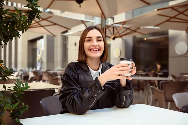 Attraktive Gut Gelaunte Brünette Europäerin Mit Kaffeetasse Zum Mitnehmen Lächelt — Stockfoto