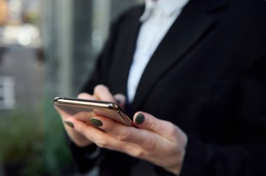 Cep telefonu, akıllı telefon, kısa mesaj, mesajlaşma, internet sayfası araklama. İş, finans, çevrimiçi uzaktan çalışma, çevrimiçi alışveriş, iletişim ve bağlantı kavramları