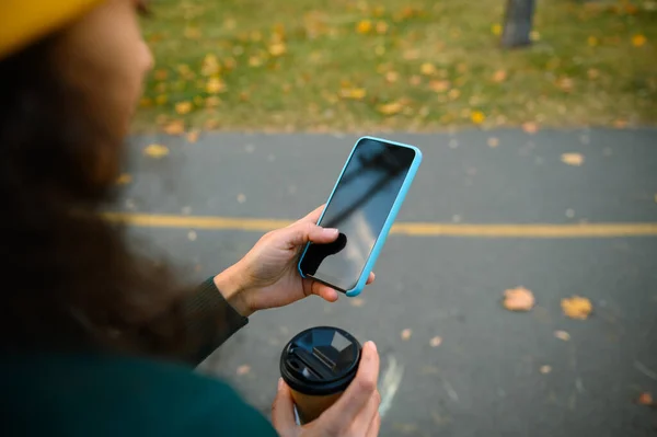 Fokus Pada Smartphone Dengan Layar Kosong Hitam Dengan Ruang Fotokopi — Stok Foto