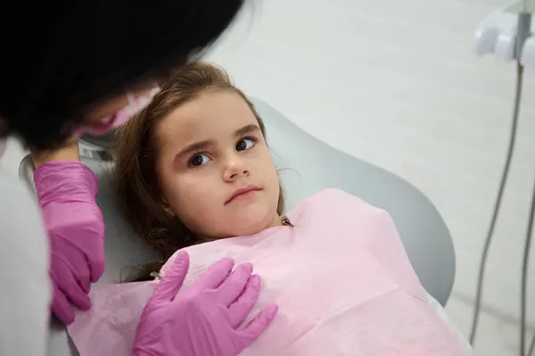 Pediatrik Dişçi Kliniğinde Diş Muayenesi Yapan Yaşında Sevimli Bir Anaokulu — Stok fotoğraf