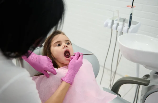 Dişçinin Sandalyesinde Ağzı Açık Oturan Sevimli Küçük Kız Pediatrik Dişçi — Stok fotoğraf