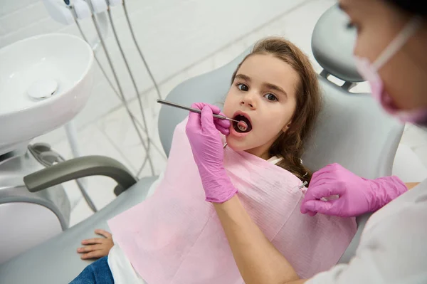 Beyaz Dişçi Kliniğinde Dişçi Muayenesinde Modern Ekipmanlarla Güzel Bir Kızın — Stok fotoğraf