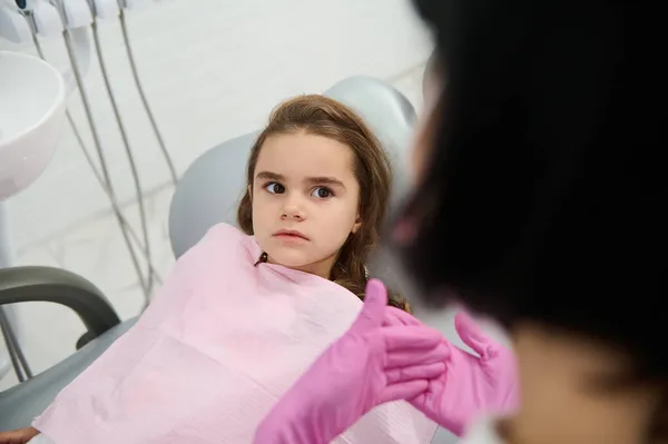 Dişçi Koltuğunda Oturan Küçük Bir Kız Pediatrik Hijyenistin Ona Ağız — Stok fotoğraf