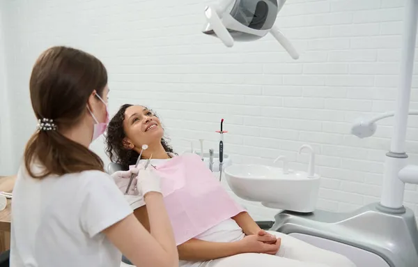 現代の歯科クリニックで定期的な歯科検査中に歯科椅子の美しい女性 口腔衛生と歯科ケア キャリーや歯科疾患の早期診断 医療の概念 — ストック写真