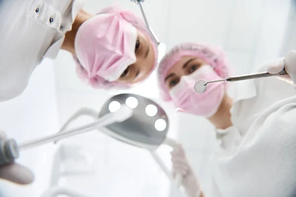 Weiche Fokussierung Auf Einen Zahnspiegel Aus Edelstahl Der Hand Einer — Stockfoto