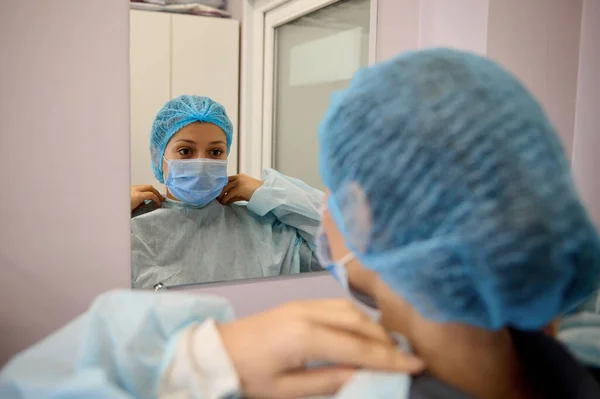Blick Von Der Rückseite Eines Arztes Arztes Krankenpflegers Chirurgen Schutzkleidung — Stockfoto
