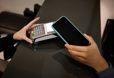 Akıllı telefondan ve POS terminali üzerinden elektronik kredi kartıyla NFC 'ye ulaşılamıyor. Müşterinin elinde cep telefonu olan kişiye odaklan ve ücretsiz ödeme yap. Kablosuz teknoloji kavramı