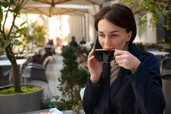 Charmante Junge Erfolgreiche Brünette Frau Trinkt Kaffee Und Telefoniert Mit — Stockfoto