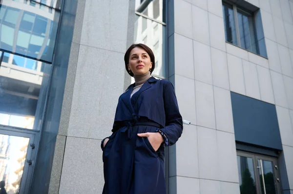 近代的な企業高層ビルを背景に立ち上がる美しい自立したフリーランスの女性 ビジネスマン 起業家の視点 — ストック写真