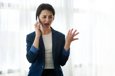 Sinirli, hayal kırıklığına uğramış iş kadını, kadın çalışan, genç girişimci telefonda konuşurken elleriyle el kol hareketi yaptığına yemin ediyor..