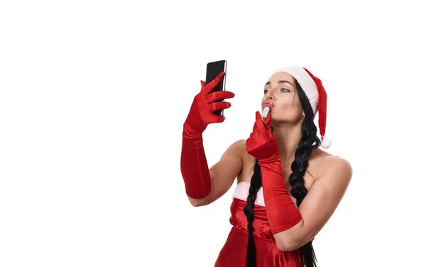 Vereinzeltes Porträt Auf Weißem Hintergrund Einer Schönen Frau Weihnachtsmannkostüm Die — Stockfoto