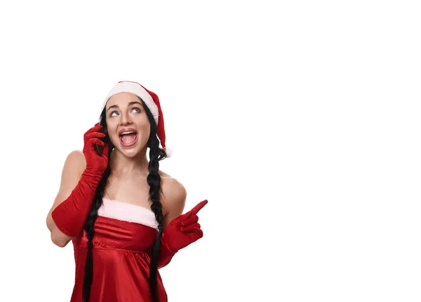 Überraschte Schöne Dunkelhaarige Sexy Frau Roten Weihnachtsmannkostüm Die Mit Dem — Stockfoto